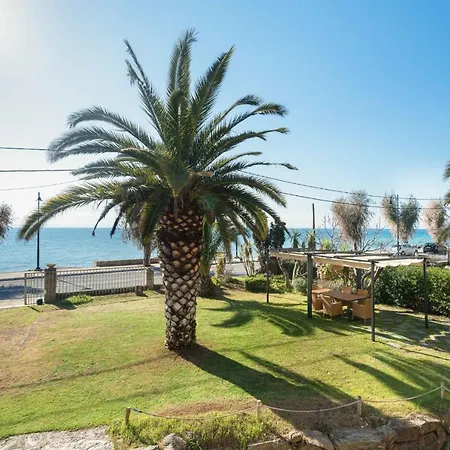 Vitamin Sea Beachfront Villa, Sithonia #feelslikehome Villa *